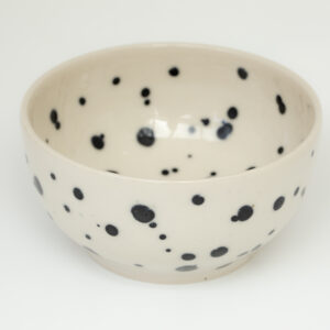 Bol en céramique artisanal à pois noirs